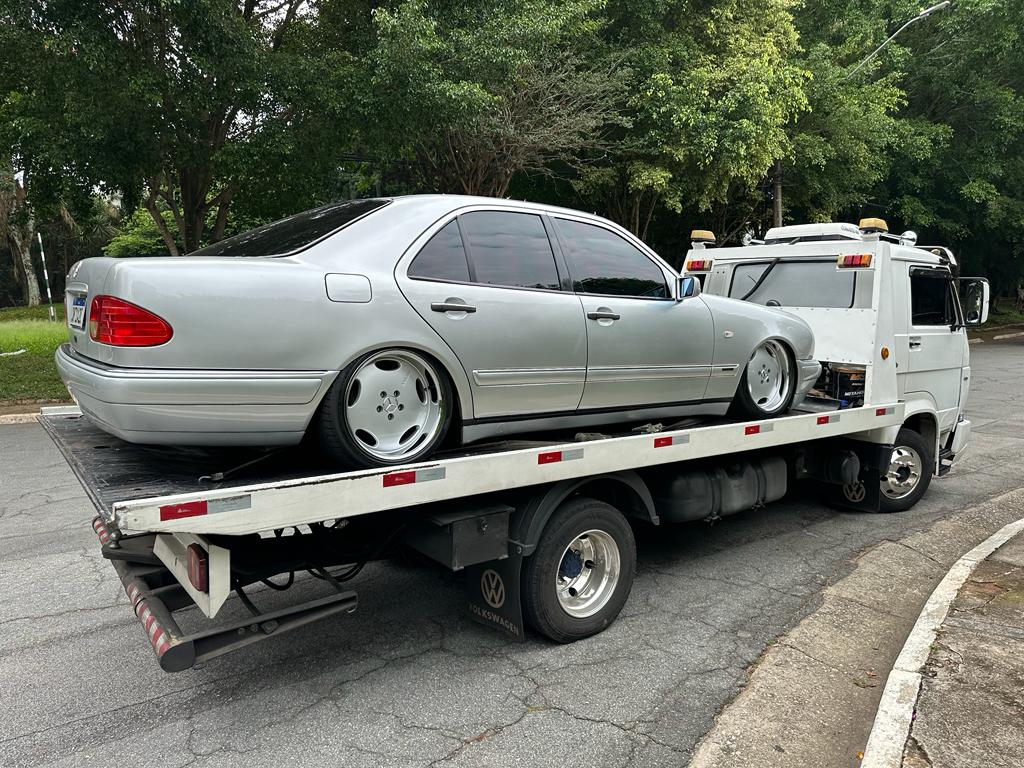 lams guinchando um carro